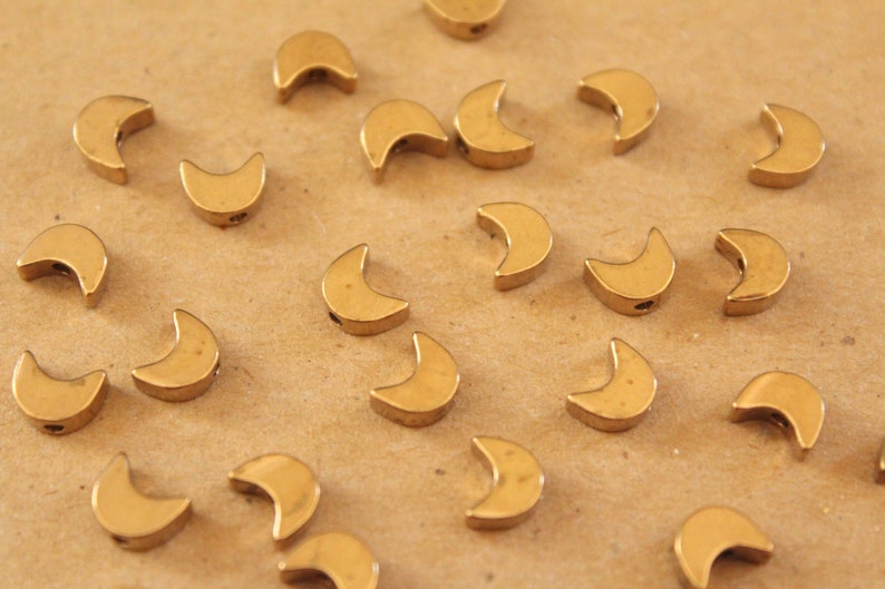 2011C-P-314 20 Pieces Raw Brass Moon Pendant Crescent 28x20.5mm