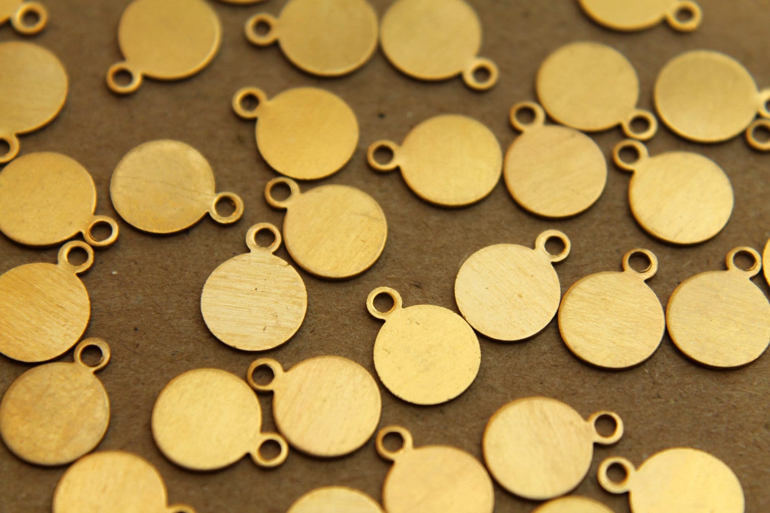 20 st. Ronde messing tags: 10 x 8 mm - made in USA * Ook verkrijgbaar in 100 stuks * | RB-109