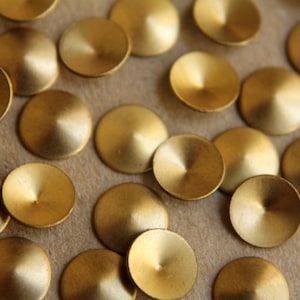 8 piezas Tiny Raw Brass Cone / Pointed Circle Stampings: 7 mm - fabricado en EE. UU. / RB-185