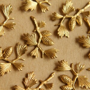 2 pezzi di rametti di pino in ottone grezzo: 25 mm x 20 mm - realizzati negli Stati Uniti / RB-504