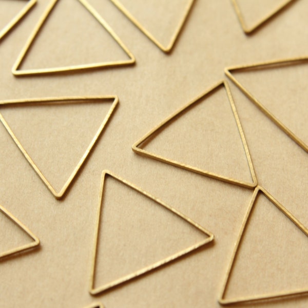 30 pc. Raw Brass Triangle Links: 27mm | FI-194