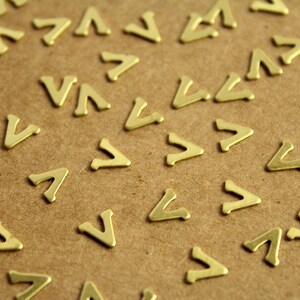 6 piezas de estampaciones pequeñas de latón crudo con la letra V: 5,5 mm x 5,5 mm, fabricadas en EE. UU. / RB-1220