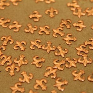 12 piezas de estampaciones de flor de lis de cobre: 7,5 mm por 7 mm, fabricadas en EE. UU. / RB-281