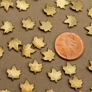 10 pièces Petites feuilles d'érable en laiton brut : 10 mm x 9 mm fabriquées aux États-Unis RB-349 image 4