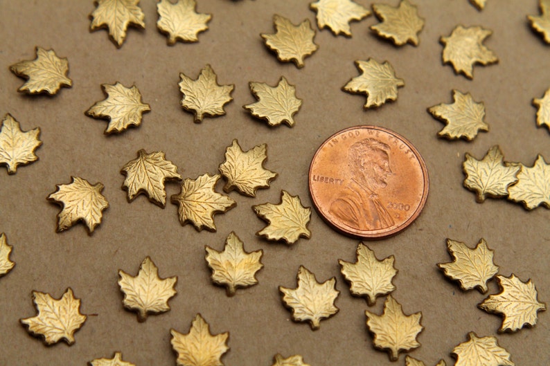 10 pièces Petites feuilles d'érable en laiton brut : 10 mm x 9 mm fabriquées aux États-Unis RB-349 image 4