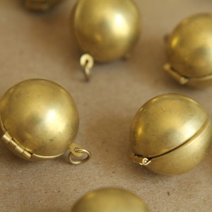 4 pz. Stampi in ottone grezzo a forma di baccello di pisello: 17 mm x 8 mm - realizzati negli