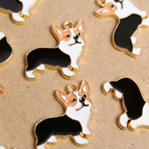 8 st. Corgi hundberlocker, svarta, vita, bruna och guld emaljerade, 23 mm x 23 mm | MIS-034**