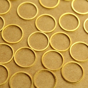 Könnte beinhalten: Nahaufnahme einer braunen Oberfläche, die mit vielen goldfarbenen Metallringen bedeckt ist.