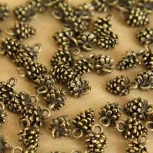 50 st. Antiekkoperen dennenappelbedels, 9 mm x 14 mm | MIS-373