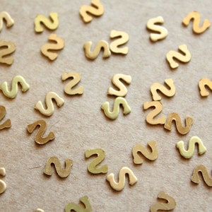 6 piezas de estampaciones pequeñas de latón crudo con la letra S (5 mm x 6 mm), fabricadas en EE. UU. / RB-1175