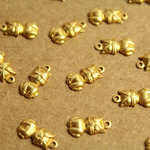 24 tlg. Winzige sitzende Katzenanhänger aus Messing: 12,5 mm x 6,5 mm - hergestellt in den USA | RB-1257