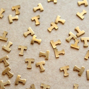 6 piezas de estampaciones pequeñas de latón crudo con la letra T: 5,5 mm x 5,5 mm, fabricadas en EE. UU. / RB-1176