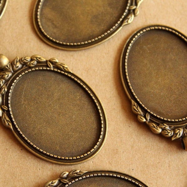 3 pièces. Pendentif ovale orné de bronze antique serti de lunette, monture de 30 mm x 40 mm | FI-415