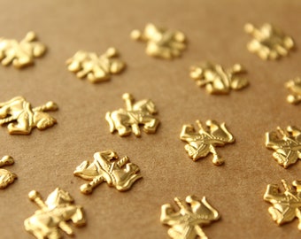 14 個 小さな金メッキ真鍮製メリーゴーランド馬の刻印: 10.5 mm x 11.5