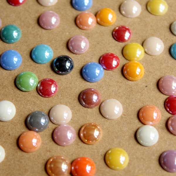 100 pièces. Cabochons ronds multicolores en porcelaine, diamètre 7 à 8 mm | MIS-080