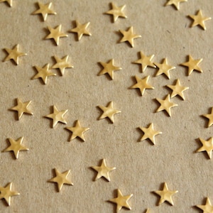 16 piezas de estrellas martilladas de latón crudo: 7 mm por 7 mm, fabricadas en EE. UU. / RB-1049