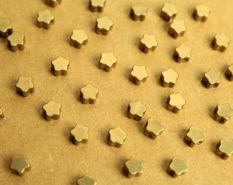 20 pièces. Étoile en laiton brut / Perles de fleurs, 4,5 mm par 5 mm | FI-113*