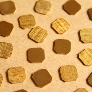 16 ud. Pequeños octágonos / cuadrados de latón crudo con esquinas recortadas: 9 mm por 9 mm - fabricado en EE. UU. / RB-1102 imagen 1