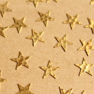 16 pièces Etoiles martelées en laiton brut : 12,5 mm x 12,5 mm - fabriquées aux États-Unis | RB-1005