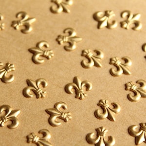 24 stuks Kleine onbewerkte messing fleur de lis-stempels: 7,5 x 7,5 mm - made in USA | RB-791