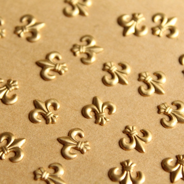 24 pz. Piccoli punzoni Fleur de Lis in ottone grezzo: 7,5 x 7,5 mm - prodotto negli Stati Uniti / RB-791