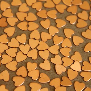 24 piezas de pequeños corazones de cobre crudo: 5 mm por 6 mm, fabricados en EE. UU. / RB-273