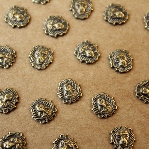 8 個入り 小型アンティーク真鍮メッキライオンヘッド: 8 mm x 8 mm - 米国製 | AB-105