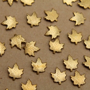 10 pièces Petites feuilles d'érable en laiton brut : 10 mm x 9 mm fabriquées aux États-Unis RB-349 image 1