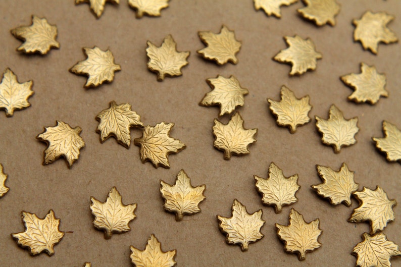 10 pièces Petites feuilles d'érable en laiton brut : 10 mm x 9 mm fabriquées aux États-Unis RB-349 image 1