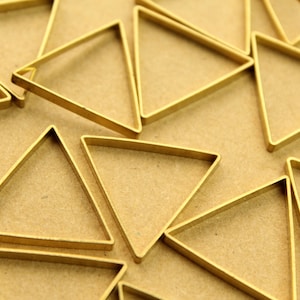 16 peças. Elos triangulares de latão bruto: elos triangulares de 25 mm de espessura | FI-607