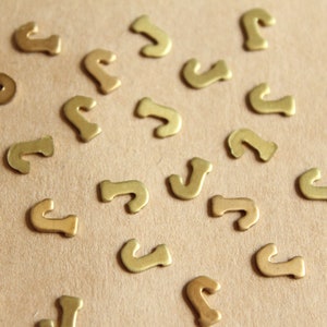 6 piezas de estampaciones pequeñas de latón crudo con la letra J (6,5 mm x 4 mm), fabricadas en EE. UU. / RB-1165