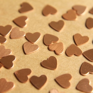 20 piezas de pequeños corazones de cobre crudo: 7 mm por 7 mm, fabricados en EE. UU. / RB-481
