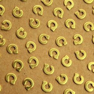 6 piezas de estampaciones pequeñas de latón crudo con la letra C (6 mm x 5 mm), fabricadas en EE. UU. / RB-1223