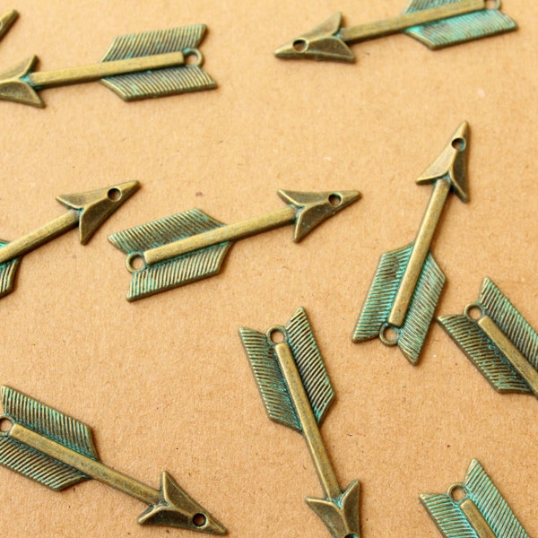 15 pièces Connecteurs flèches, bronze antique vert de gris, 39 mm x 10,5 mm | MIS-092