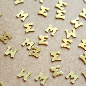 6 piezas de estampaciones pequeñas de latón crudo con la letra M (6 mm x 6 mm), fabricadas en EE. UU. / RB-1173