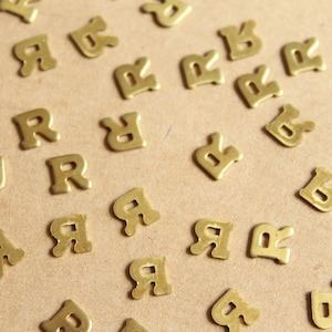 6 piezas de estampaciones pequeñas de latón crudo con la letra R (5,5 mm x 5,5 mm), fabricadas en EE. UU. / RB-1174