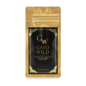 Könnte beinhalten: Ein goldfarbener Standbeutel mit Kaffee, der ein schwarzes rechteckiges Etikett mit goldenem Text trägt: GAYO WILD, 100% WILD KOPI LUAK COFFEE, ETHICALLY SOURCED, SINGLE ORIGIN und Net Wt. 50 g (1,76 oz) mit dekorativen goldenen Blattecken.
