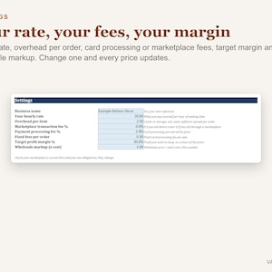 Pu&ograve; includere: Un'interfaccia di impostazioni intitolata Your rate, your fees, your margin. Presenta una tabella con righe per nome azienda, tariffa oraria, spese generali, commissioni, margine di profitto e ricarico all'ingrosso con valori numerici.