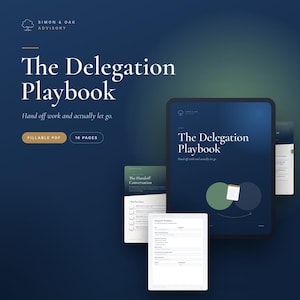 以下が含まれることがあります： Simon & Oak Advisoryによる「The Delegation Playbook」というタイトルのデジタルドキュメント。ダークブルーの背景に白い文字が特徴です。16ページの入力可能なPDFセットで、様々なレイアウト、ワークシート、説明コンテンツが表示されています。