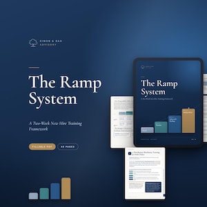 Peut inclure: Un document numérique intitulé The Ramp System: A Two-Week New Hire Training Framework par Simon & Oak Advisory. La mise en page présente un fond bleu foncé, une tablette affichant la couverture et deux pages blanches montrant du contenu.
