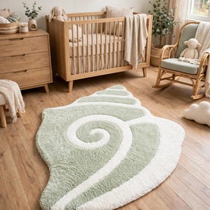Alfombra de concha verde salvia, alfombra de lana tejida a mano, alfombra con forma de concha marina, alfombra moderna tejida en crema y verde.
