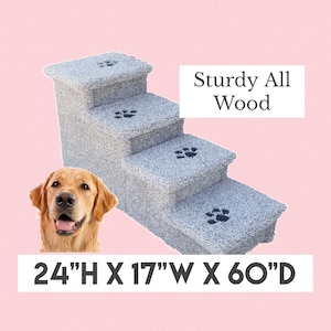 Puede incluir: Una escalera para mascotas de tres peldaños hecha de madera resistente con una cubierta de tela gris. Los peldaños tienen huellas de patas. La escalera mide 61 cm de alto, 43 cm de ancho y 152 cm de profundidad. El texto "Sturdy All Wood" está escrito en blanco sobre un rectángulo negro. Un perro golden retriever está sentado a la izquierda de la escalera.