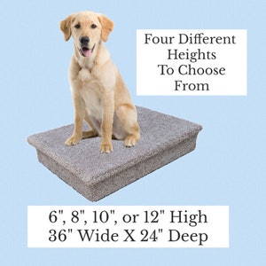 Puede incluir: Una cama rectangular gris para mascotas con superficie texturizada. Un golden retriever est&aacute; sentado sobre la cama. El texto dice: Four Different Heights To Choose From y 6", 8", 10", or 12" High 36" Wide X 24" Deep.