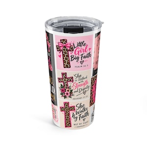 Op de afbeelding: Een cilindrische beker met een doorzichtig deksel met een collage van religieuze afbeeldingen. De ontwerpen bevatten kruisen met luipaardprint, roze strikken, bloemaccenten en teksten zoals Little Girl Big Faith en She is clothed with Strength.