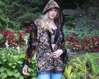 Upcycled SCHWARZER VELVET KIMONO | Goldene Blätter Boho Goth Duster | Mystische Ausbrenner Samtjacke | Boho Gothic Festival Kleidung