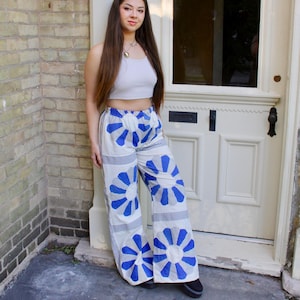 Pantalones anchos acolchados con retazos, pantalones bohemios reciclados para festivales, prendas artesanales bordadas a mano.