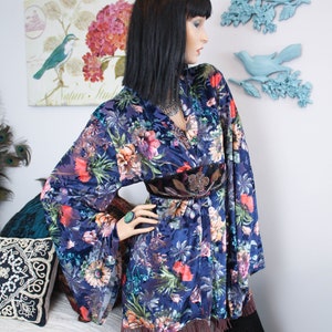 花柄ベルベット着物、ピンクのバラのベルスリーブの祭服