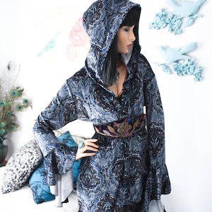 Uniek fluwelen paisley-kimonojack met capuchon en klokmouwen