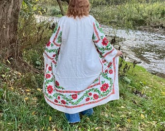Kimono festivo de lino con estampado de acebo: bata navideña bohemia reciclada para mujer.
