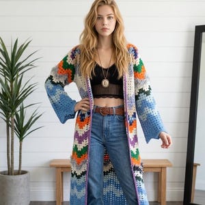 Upgecycelter Häkelcardigan: Boho-Pullover mit Regenbogen-Chevron-Fransen
